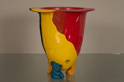 un vase orné d'un motif jaune et rouge
