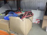 une boîte en carton contenant un tas de câbles