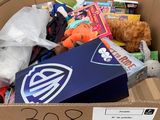 une boîte en carton remplie de jouets et d'autres objets