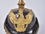 un casque noir et doré orné d'un aigle doré