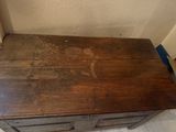 une table en bois surmontée d'un tiroir