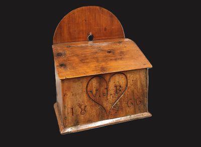 SAVOIE. Boite à sel en mélèze datée 1866 en forme de coffre …