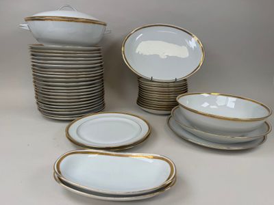 un grand nombre d'assiettes et de bols posés sur une table