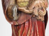 statue d'une femme tenant un enfant dans ses bras