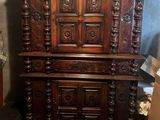 une vieille armoire en bois richement sculptée