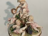 une figurine représentant un garçon et une fille jouant de la flûte