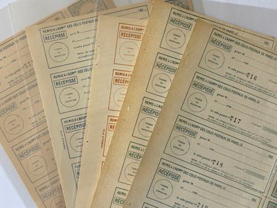 une pile de vieux papiers posée sur une table