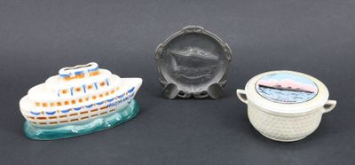 trois petits objets en céramique, à savoir un bateau, une assiette et un bol