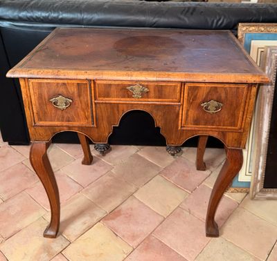 une petite table en bois avec deux tiroirs