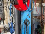 une photo d'une machine rouge et bleue dans un garage
