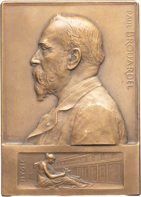 une plaque de bronze représentant un homme assis sur un banc