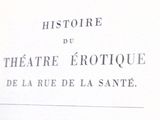un gros plan d'un livre posé sur une table