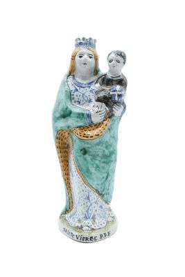 figurine d'une femme tenant un enfant dans ses bras