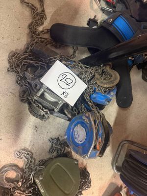 une pile de bagages posée par terre à côté d'une autre pile de bagages