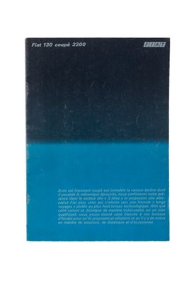 un livre bleu avec une couverture noire sur laquelle figure un titre en blanc