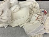 un tas de vêtements sur un lit avec un oreiller
