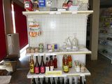 de nombreuses bouteilles de vin sur les étagères du magasin