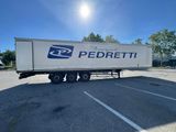 Le camion est garé sur le parking, sous un soleil radieux.
