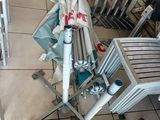 un tas de chaises et de parasols par terre
