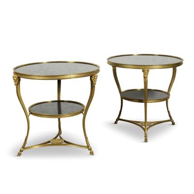 une paire de tables d'appoint rondes avec un plateau en verre