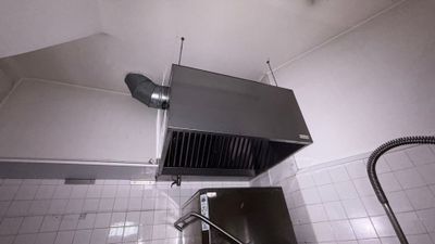 une photo d'une salle de bains avec un ventilateur et un lavabo