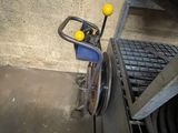 un chariot bleu surmonté d'une balle jaune