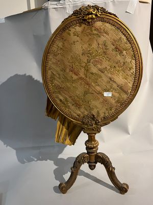 une table dorée ornée d'un motif floral