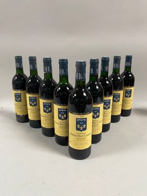 six bouteilles de vin sont alignées sur une surface blanche