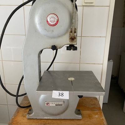 une machine posée sur une table en bois