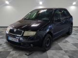 la photo d'une voiture garée dans un garage