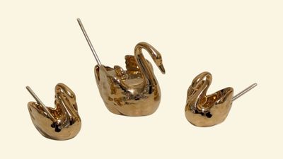 LIMOGES France Paire de salerons et moutardier en porcelaine…