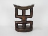une image représentant un tabouret en bois posé sur une surface blanche