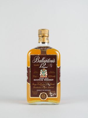 une bouteille de whisky écossais Ballant's sur fond blanc