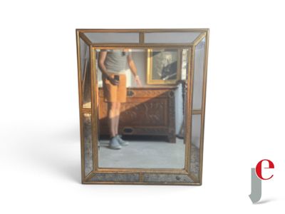 un homme se prenant en photo dans un miroir