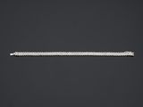 un bracelet en or blanc serti de diamants sur fond noir