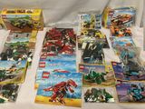 beaucoup de Lego qui sont posés sur la table
