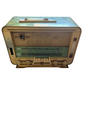 an old radio that is sitting on a table