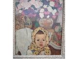 un tableau représentant un enfant portant une écharpe jaune, assis devant un vase de fleurs