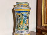 un vase bleu et jaune posé sur une table en bois