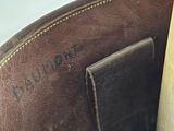 un gros plan d'un sac en cuir marron sur lequel figure une étiquette