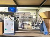 une machine posée sur une table