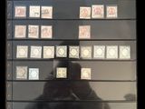 une photo d'un homme en train de prendre une photo d'une collection de timbres