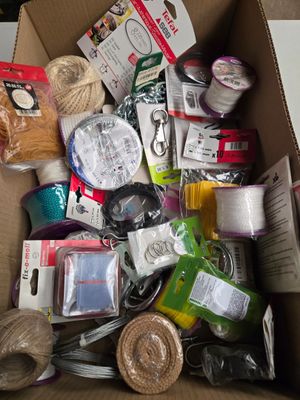 une boîte en carton remplie de matériel de couture en tout genre