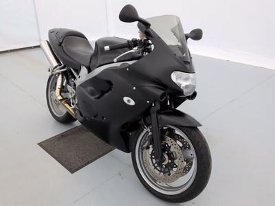 une moto noire garée dans une pièce
