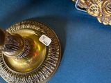 a bird that is sitting on top of a plate