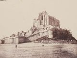 une photo en noir et blanc d'un château au sommet d'une colline