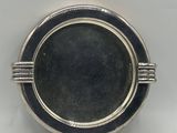 un gros plan d'une bague en argent sertie d'une pierre noire