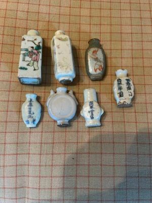 un petit ensemble de petits objets en porcelaine posés sur une table