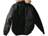 blouson aviateur noir avec col en fourrure et capuche, présenté sur un mannequin, mannequin, mannequin, mannequin, mannequin, mannequin, manne, manne