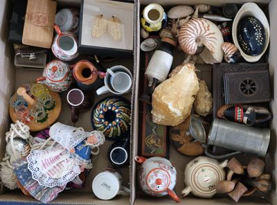 une boîte remplie d'objets assortis qui s'y trouvent